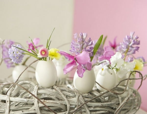Ideen selbermachen Nest Eierschalen Blumen arrangieren