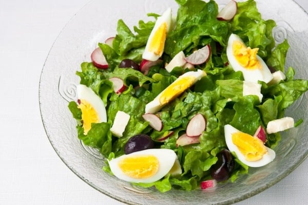 Frühlingssalad rezepte-gekochte Eier-Zwiebel Abschmecken