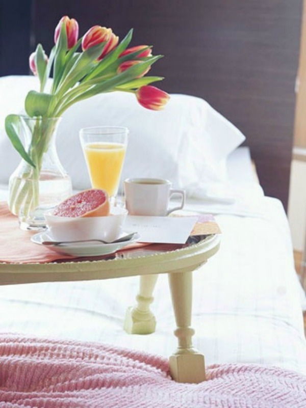 Frühstück im Bett-romantische überraschung zu Valentinstag