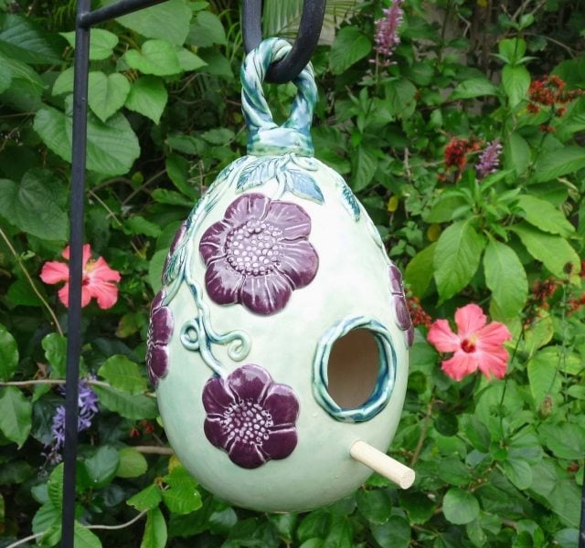 vogelfutterhaus im Garten deko-Keramik bemalt