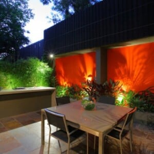 Garten Gestaltung Ideen Hinterhof Beleuchtung begrünter Sichtschutz orange Wand