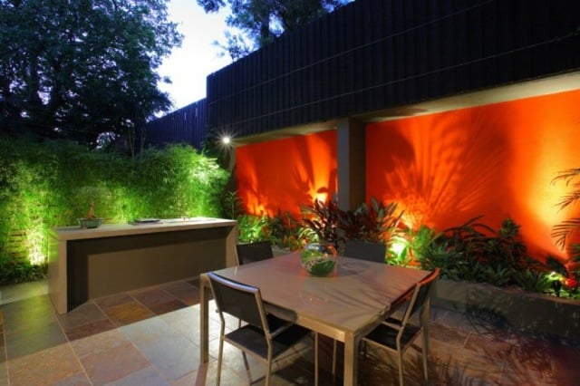 Ideen Hinterhof Beleuchtung begrünt Sichtschutz orange Wand
