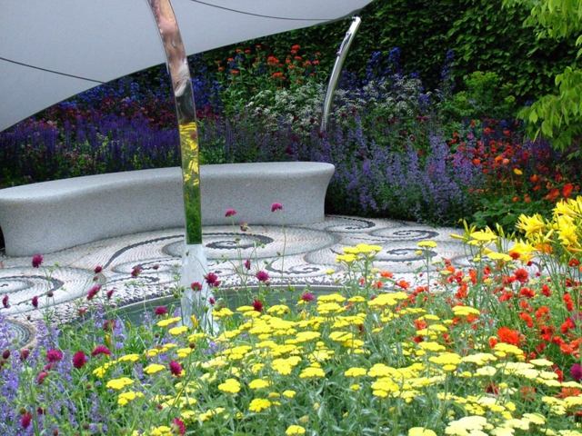 Beton Mosaik Bodenbelag frische Frühlingsblumen