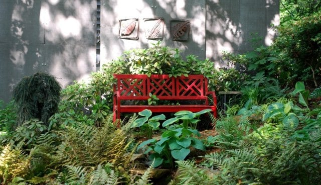 rote Farbe Gartenmöbel aufpeppen originelle Ideen