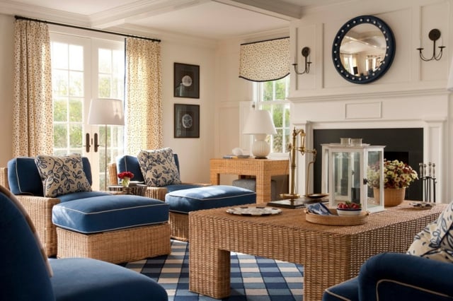 Gartenmöbel Rattantisch Sessel Teppichboden blaue Akzente Stoff