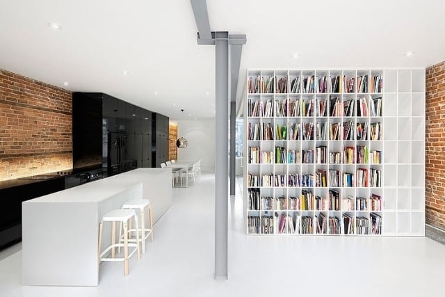 Gestaltung minimalistische Wohnung Wand Boden Glanz Weiß-Regalsystem 