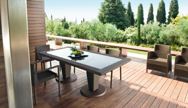 Gartentisch Materialien Holz Terrasse Sitzecke arrangieren