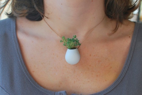 Halsketten aus frischen mini Blumen weiss zart modeschmuck alternative