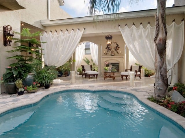 Veranda mit Pool- deck exotisches Ambiente-Outdoor Gardinen-weiss 