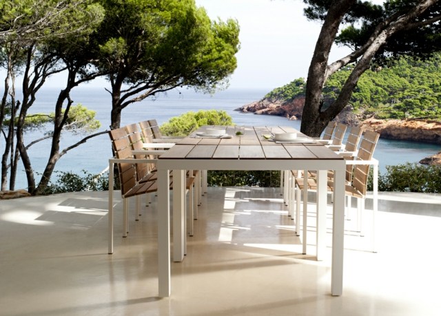 Tisch Stühle traumhafte Landschaft Design Terrasse