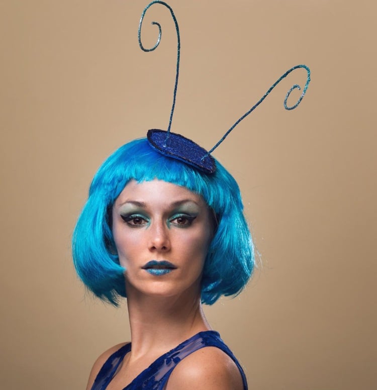 Ideen-Faschingskostüme-hund-zubehör-accessoires-damen-blau-insekt