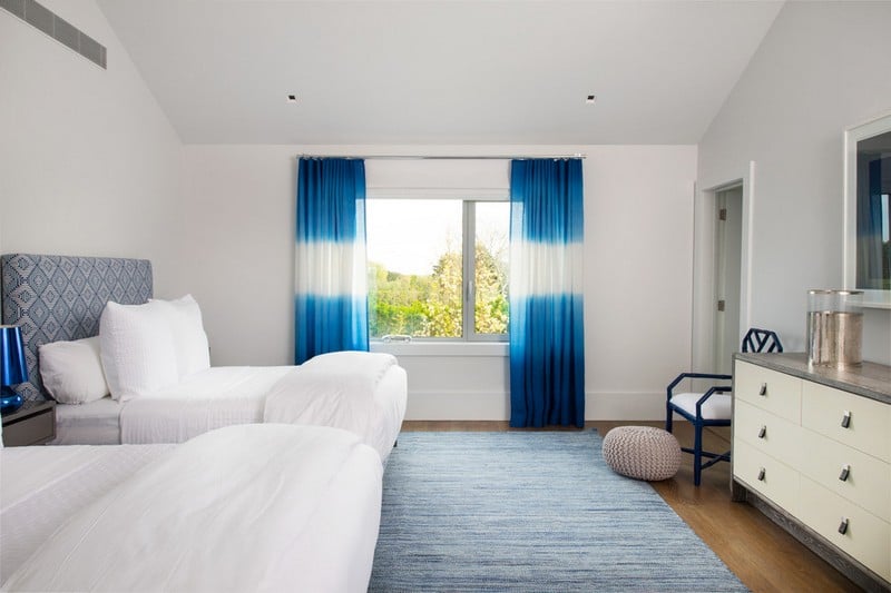 Ideen-Gardinen-Fensterdeko-Schlafzimmer-ombre-blau-Farbe