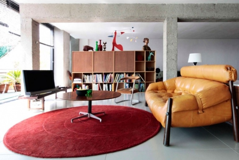 Ideen-Wohnzimmer-Camel-Sofa-Rundteppich-rot