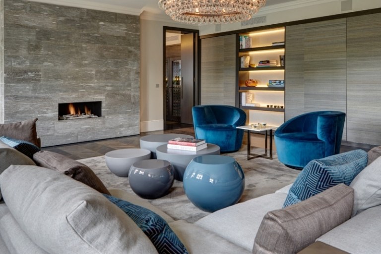 Ideen-Wohnzimmer-Koenigsblau-Farben-Sessel
