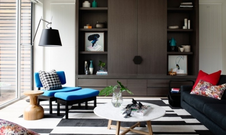 Ideen-Wohnzimmer-blau-Sessel-rote-Kopfkissen-Teppich-Streifen
