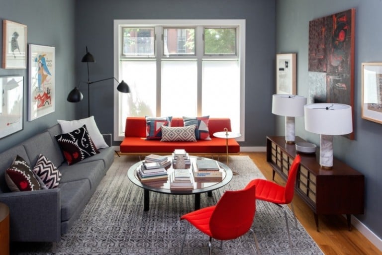 Ideen-Wohnzimmer-rote-Stuehle-Sofa