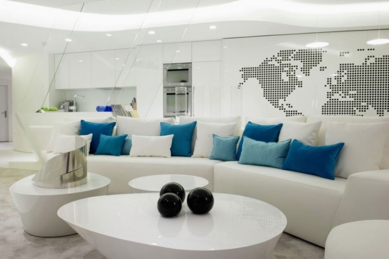 Ideen-Wohnzimmer-schneeweisses-Sofa-modular-eisblaue-Dekokissen
