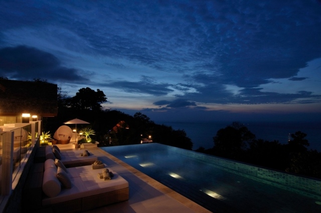 schwimmbecken mit Meerblick Sonnenliegen ferienhaus Chan-Grajang-phuket