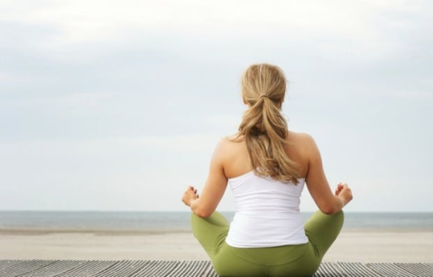 Joga Übungen gegen Rückenschmerzen Training Muskeln aufbauen Sitzposition