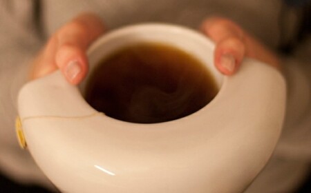 Kaffeetasse Porzellan Design Idee weiße Farbe Hände wärmen