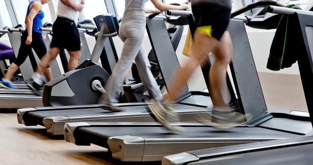 Laufen im Fitnessstudio-Krafttraining cardio übungen
