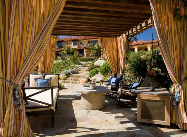 Mittelmeer design-patio ideen Vorhänge-gemustert Möbel terrasse Steinboden