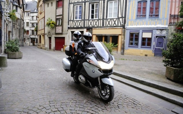 Stadttour BMW Fahrspaß Lenkrad Sicherheit Weg