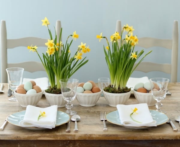 frischer strauß Narzissen Osteglocken-Frühlingstafel dekorieren 