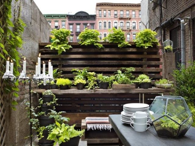 Ideen Gartengestaltung-auf Balkon-Blumenkübel begrünung Wand