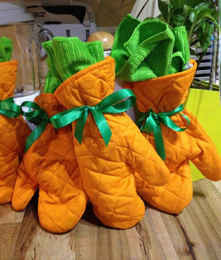 Ostergeschenke-basteln-orangenfarbene-ofenhandschuhe-gruene-tuecher-karotten