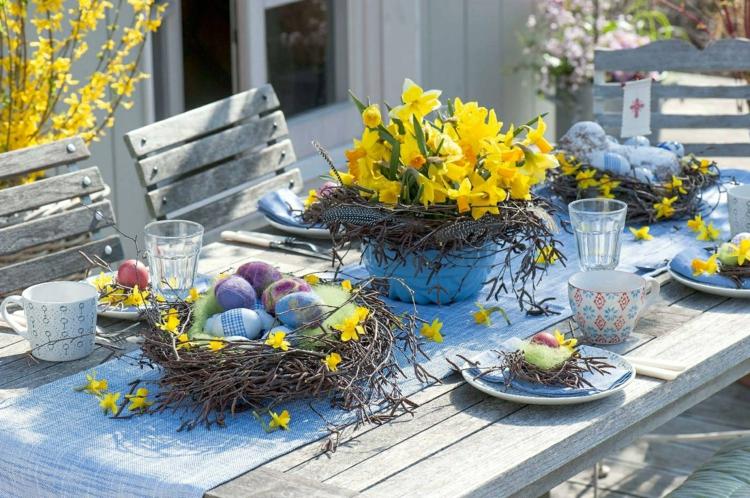 Ostergesteck mit Narzissen und Nest selber machen für die Ostertafel auf der Terrasse