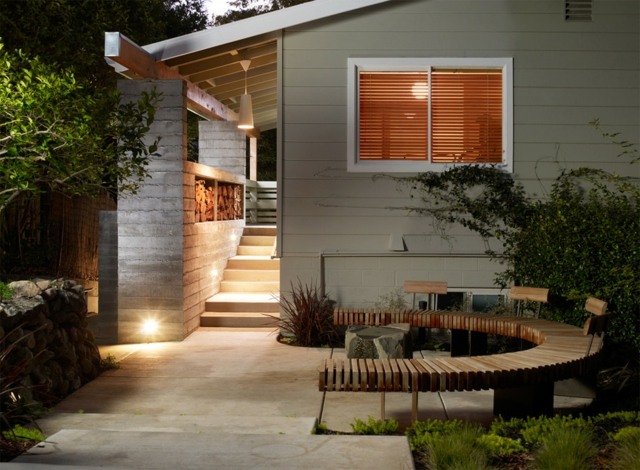 Gartenbank halbrund Holz Sitzplätze Haus Eingang