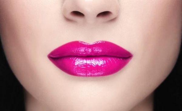 Pinker Lippenstift auftragen glänzend Make-Up Hautteint-hell
