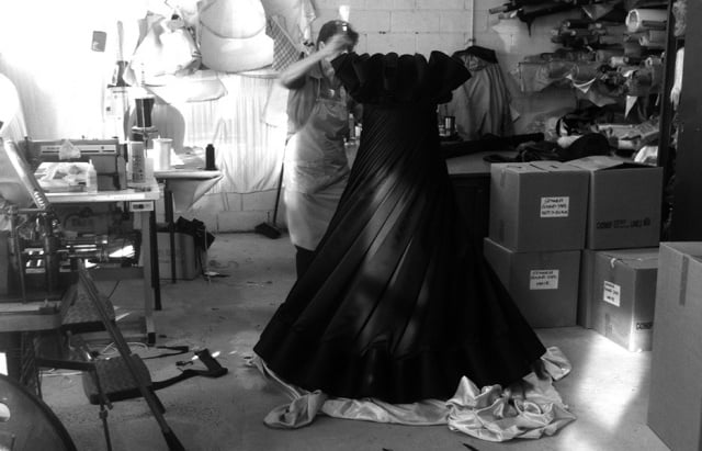 ballerina Kleid fertigung-schwarzes Satin Stehleuchte-simone leamon