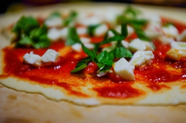 Rezept für pizza Margherita Tomaten-Knoblauch Basilikum-Olivenöl