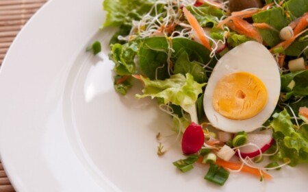 Rezepte Ostern kochen Eier Grünsalad-karroten Lammfleisch