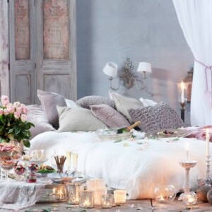 Romantisches Schlafzimmer zum Valentinstag dekorieren