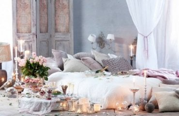 Romantisches Schlafzimmer zum Valentinstag dekorieren