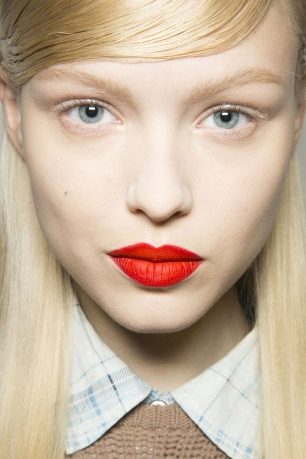 Rote Lippen-Blondes Haar-schminktipps heller hauttyp