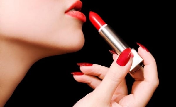 lippenstift-Auftragen Make-Up Trends-Nagellack feuerrot