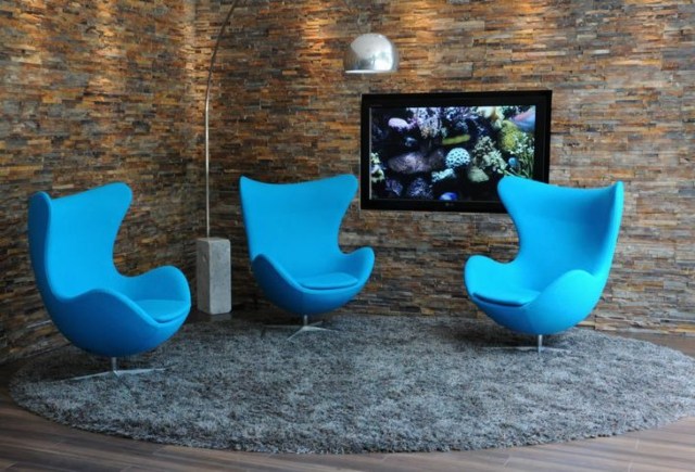 Wohnzimmer einrichten Sessel blaue Farbe