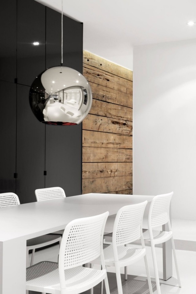 Holz-als Akzent-Essraum minimalistisch gestalten-Weiße Stühle