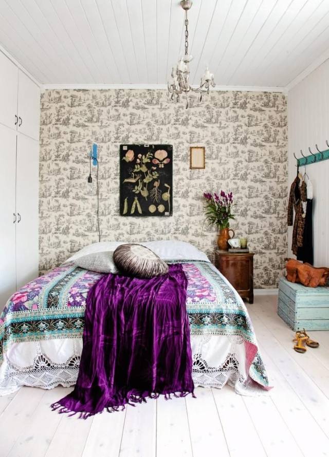 Schlafzimmer Wirkung-der Farbe-Lila decke Ziegelmauer Wandgestaltung ideen