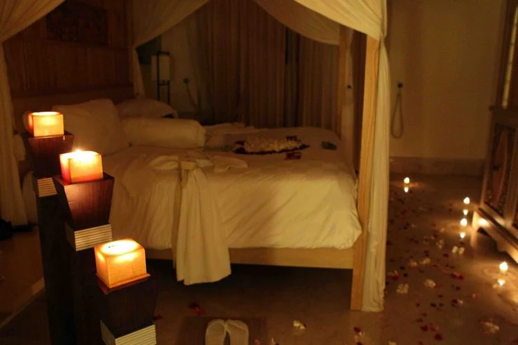 Schlafzimmer himmelbett Kerzen Licht romantisch dekoideen