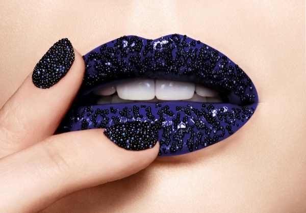 Nagellack Lippenstift schwarz lila Glitzerpartikel