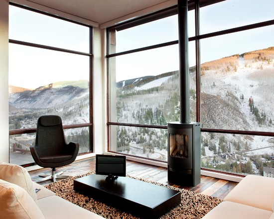 Teppich Haus Gebirge schöne Aussicht schwarze Akzentdarben Kaminofen