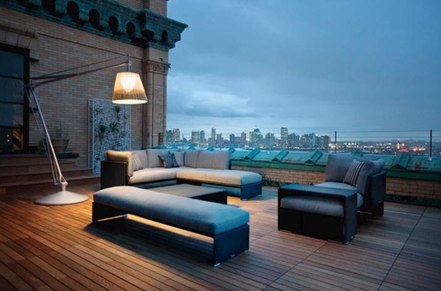 Sitzecke gemütlich gestalten Ideen-Patio Dachterrasse-Dadon Lampen Design Philippe-Starck