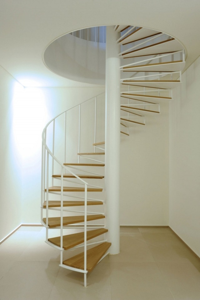 Wohndesign Architektur Elemente Spindeltreppe weiß Holzstufen-gestaltung ideen