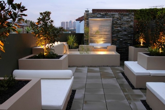 Terrasse gestalten-ideen h2o design-wasserwand brunnen Exotische-vegetation