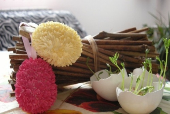 Tisch-Ostern gestalten ideen dekorieren-mit Blumen 